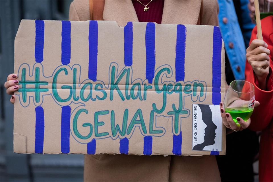 Gesellschaftlich sei man sich einig, dass Gewalt gegen Kinder zu ächten sei, bei Gewalt gegen Frauen sei das nicht der Fall, sagt Birkmann. (Archivbild)Christoph Soeder/dpa
