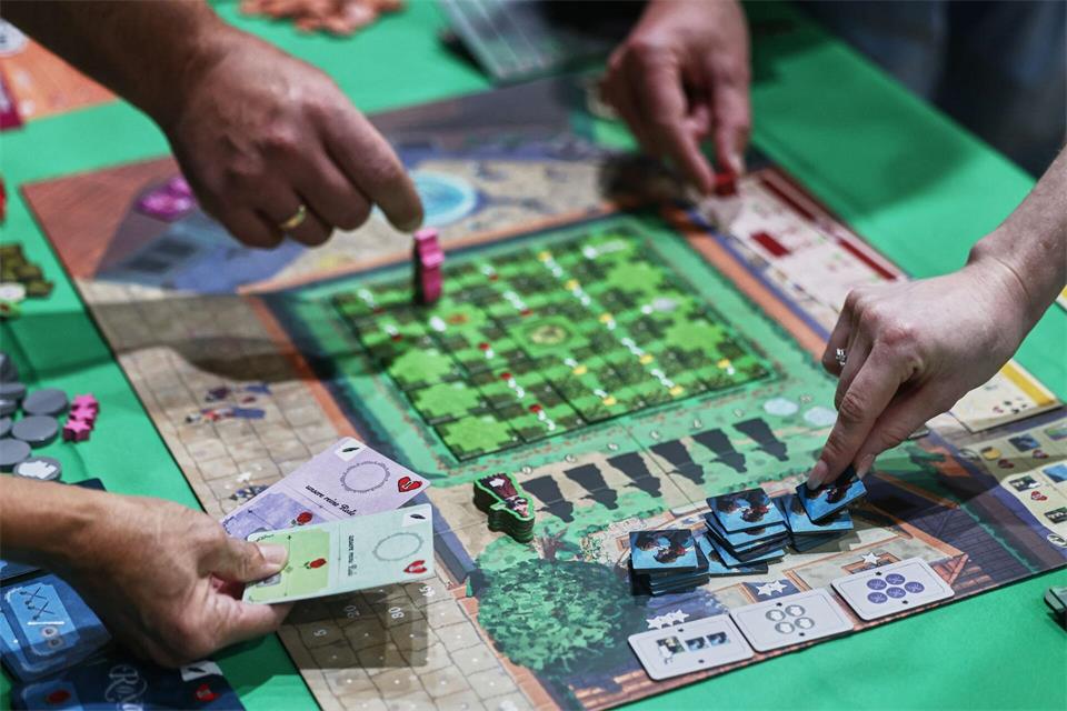 Gesellschaftsspiele bringen generationenübergreifend an einen Tisch. Oliver Berg/dpa