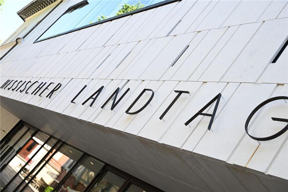 Gesetzesänderungen sollen den hessischen Landtag vor Verfassungsfeinden schützen. (Symbolbild)Arne Dedert/dpa