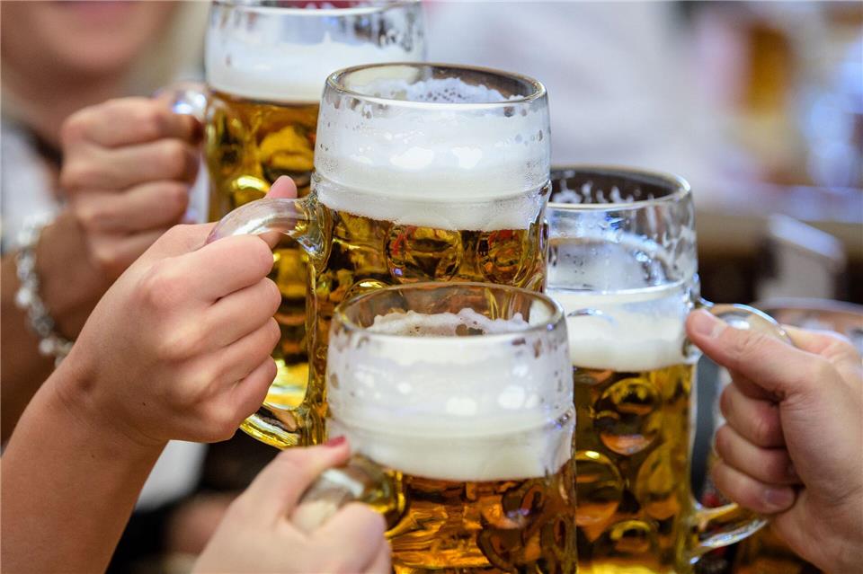 Gesetzlich ist der Konsum für Alkohol bei 14- und 15-Jährigen bisher tatsächlich erlaubt, wenn ein Erziehungsberechtigter dabei ist. Nach der Gesundheitsministerkonferenz beschäftigt sich auch der Bundesrat mit einem Antrag, das künftig zu verbieten. (Illustration)Matthias Balk/dpa