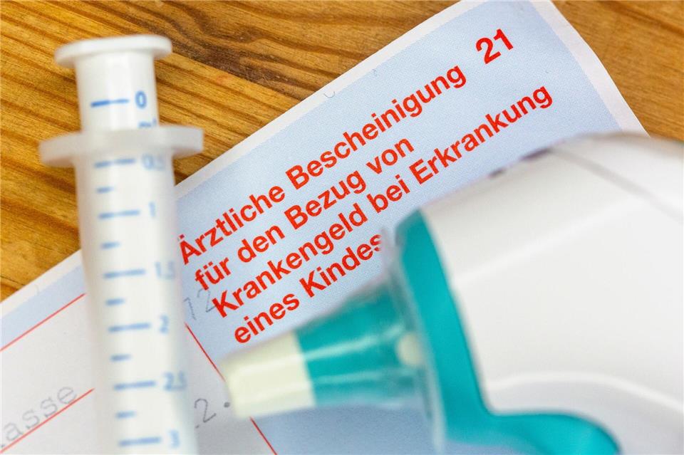 Gesetzlich versicherte Eltern können Krankengeld beantragen, wenn ein Kind unter zwölf Jahren krank ist und sie deshalb nicht zur Arbeit gehen. (Symbolbild)Fernando Gutierrez-Juarez/dpa