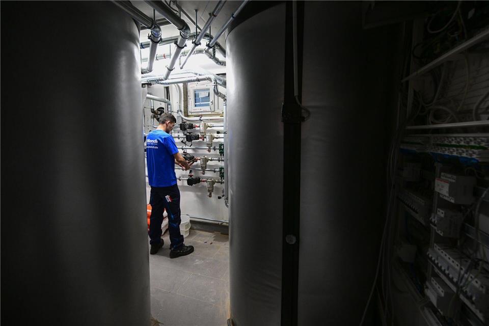 Gesetzliche Prüfpflicht für Mehrfamilienhäuser: Eigentümer von Gebäuden mit sechs oder mehr Wohnungen müssen ihre Heizungsanlagen gemäß GEG überprüfen lassen.Bernd Weißbrod/dpa/dpa-tmn