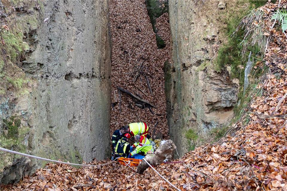 Gesichert an Seilen mussten die Rettungskräfte mehrere Meter in die Tiefe klettern. (Handout)Feuerwehr Porta Westfalica/dpa