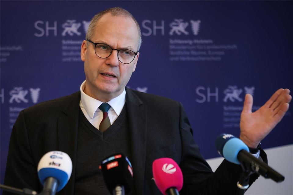 Erntemengen von Raps und Getreide steigen im Norden Gesicherte Ernten sind laut Werner Schwarz keine Selbstverständlichkeit. (Archivbild)Christian Charisius/dpa