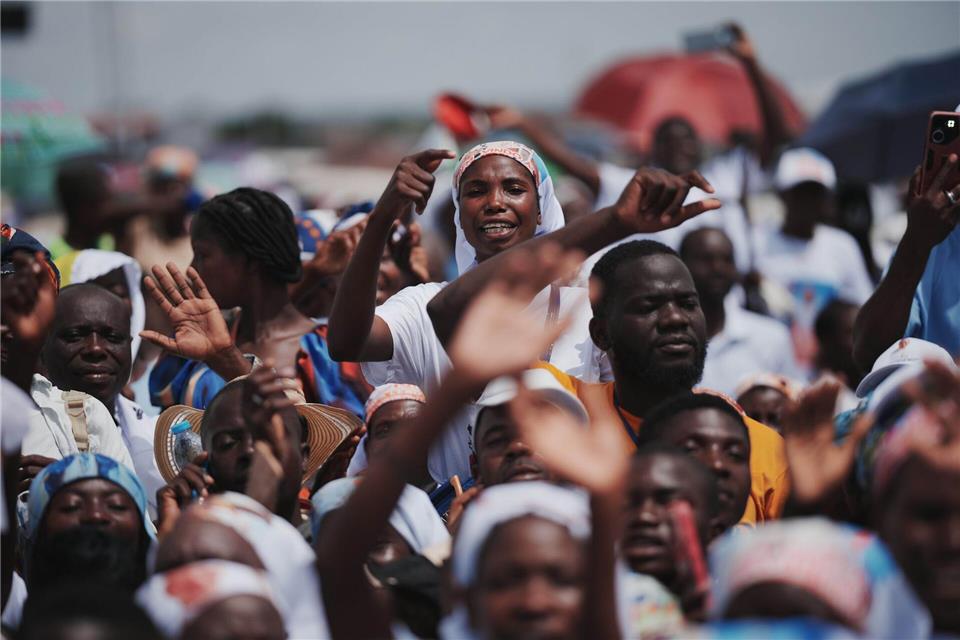 Gespannnte Erwartung: Gläubige in Saurimo vor einer von Papst Leo XIV. zelebrierten Messe.Andrew Medichini/AP/dpa