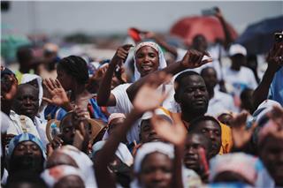 Gespannnte Erwartung: Gläubige in Saurimo vor einer von Papst Leo XIV. zelebrierten Messe.Andrew Medichini/AP/dpa