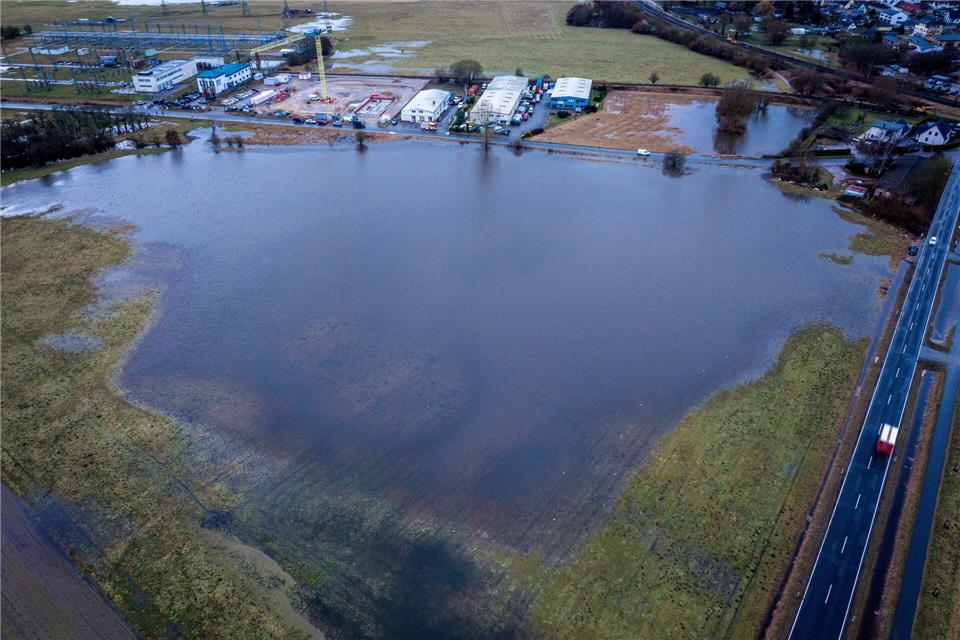 Gesperrte Straßen, volle Keller: Tauwetter und Regen hat für viele Einsätze in MV gesorgt.Jens Büttner/dpa