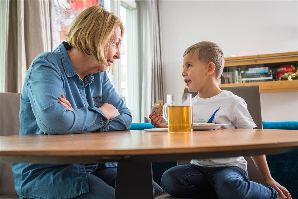 Gespräche offen führen: Erwachsene sollten auf Fragen der Kinder eingehen und altersgerechte Antworten geben, um Ängste zu lindern.picture alliance/dpa/dpa Themendienst