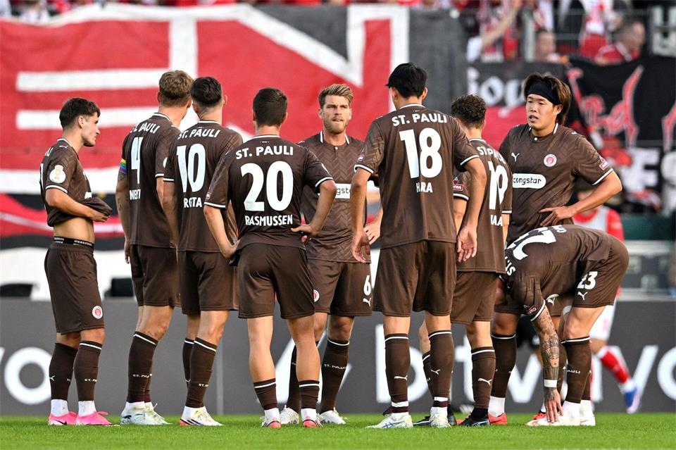 Gesprächsbedarf: St. Paulis Spieler sind in dieser Saison noch sieglos.Anke Waelischmiller/dpa