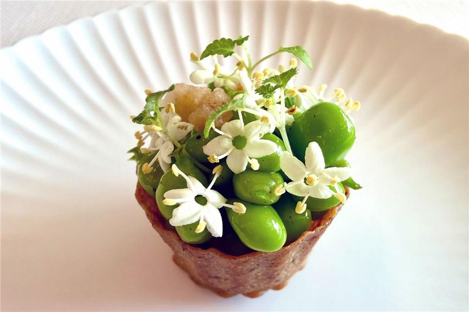 Gesteck oder Gericht? Nein, Mini-Tarte mit Erbsen und Holunderblüten.Carola Frentzen/dpa-tmn