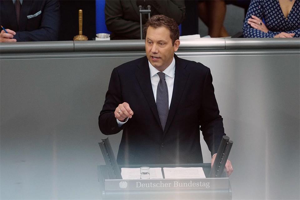 Gestern im Bundestag war Klingbeil die Verletzung noch nicht anzusehen. (Archivbild)Kay Nietfeld/dpa
