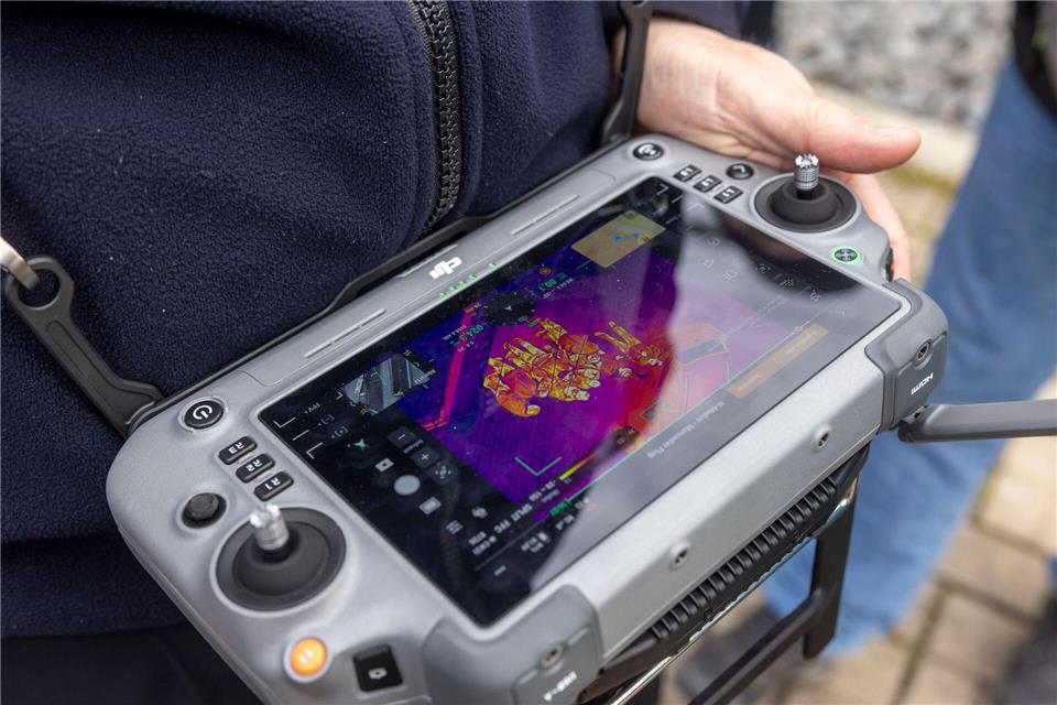 Gesteuert wird die Drohne mit einer Fernbedienung. (Archivbild)Helmut Fricke/dpa