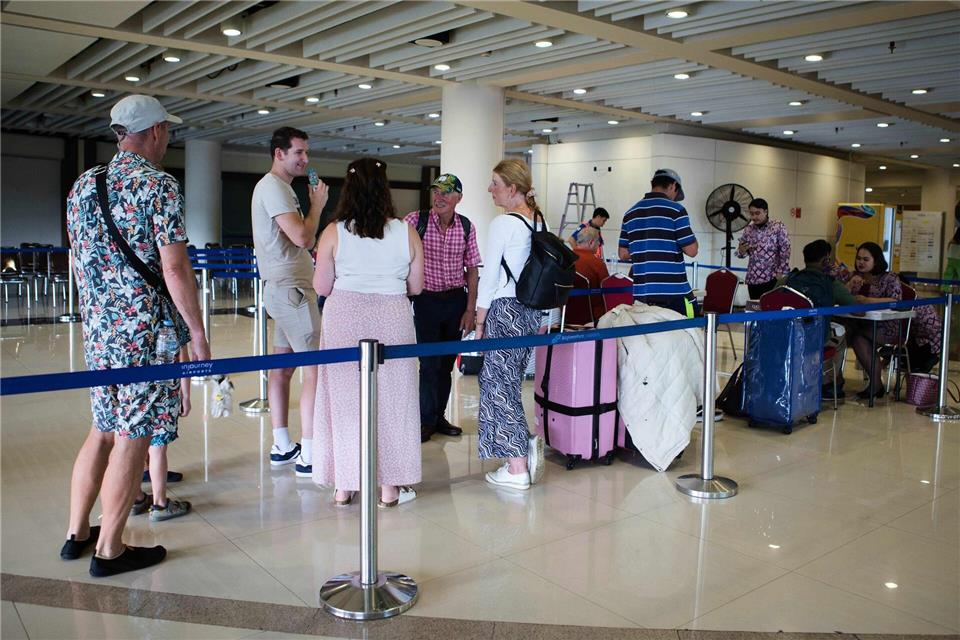 Gestrandet auf Bali: Vielerorts können Menschen nicht weiterreisen, da Flüge in den Nahen Osten gestrichen wurden.Firdia Lisnawati/AP/dpa