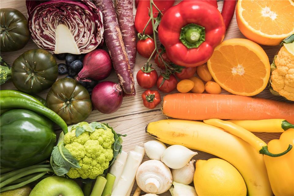 Gesund und günstig: Viel Gemüse, ausreichend Wasser und Bewegung fördern die natürliche Entgiftung des Körpers.picture alliance/dpa/dpa-tmn