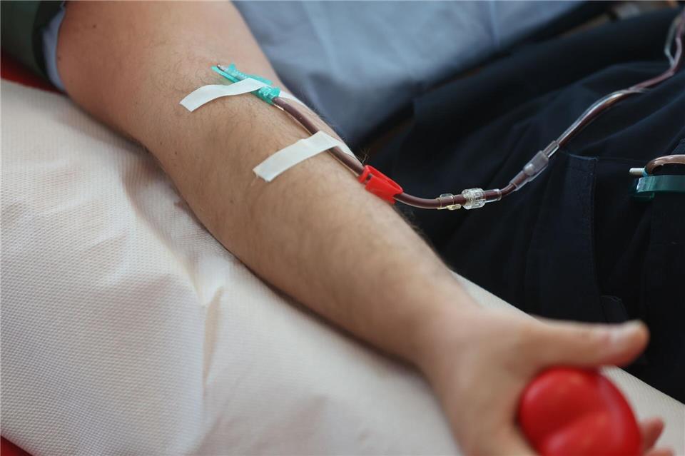 Gesunde Menschen ab 18 Jahren können Blut spenden. (Symbolbild)Bodo Schackow/dpa