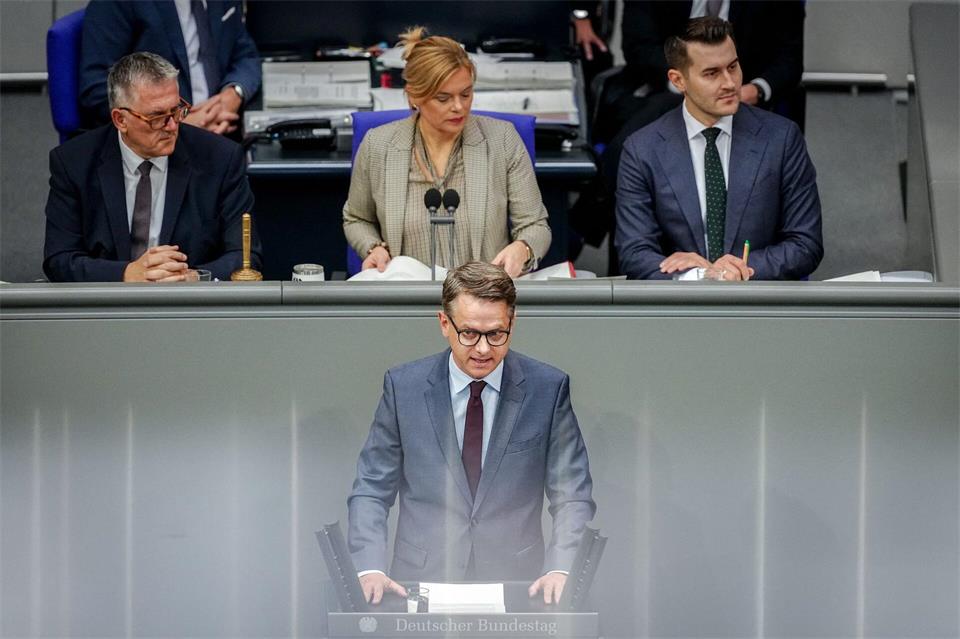 Gesundheitsminister Carsten Linnemann (CDU) dankte auch seinen Vorgängern für die Vorarbeiten zur Notfallreform.Kay Nietfeld/dpa