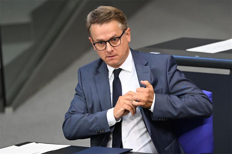 Gesundheitsminister Carsten Linnemann sieht in der Reform einen ersten Schritt zur Stabilisierung der Finanzen der Pflegeversicherung. (Archivbild)Michael Brandt/dpa