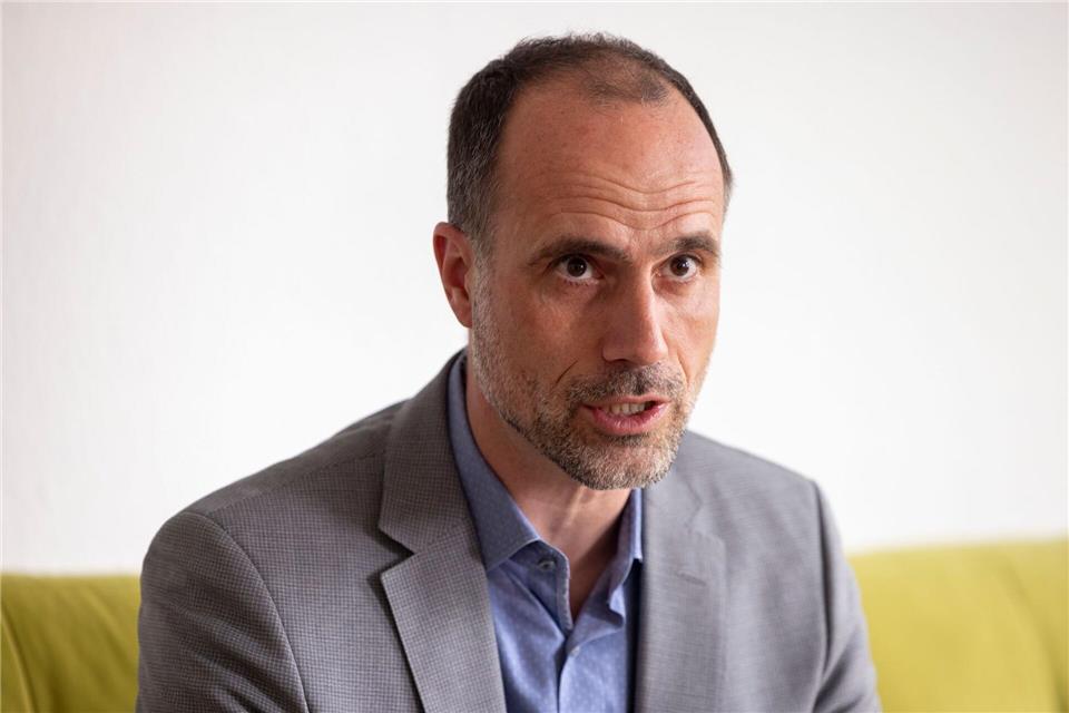 Hoch: Keine wirtschaftliche Schieflage am Landeskrankenhaus Gesundheitsminister Clemens Hoch sichert den Erhalt von Arbeitsplätzen und die medizinische Versorgung zu. (Archivbild)Helmut Fricke/dpa