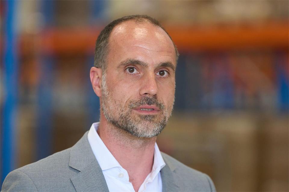Gesundheitsminister Hoch kündigt einen besseren Schutz der Kliniken gegen Hitze an. (Archivbild) Thomas Frey/dpa