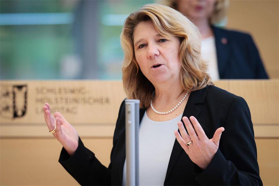 Gesundheitsministerin Kerstin von der Decken (CDU) redet in einer Landtagssitzung. Frank Molter/dpa