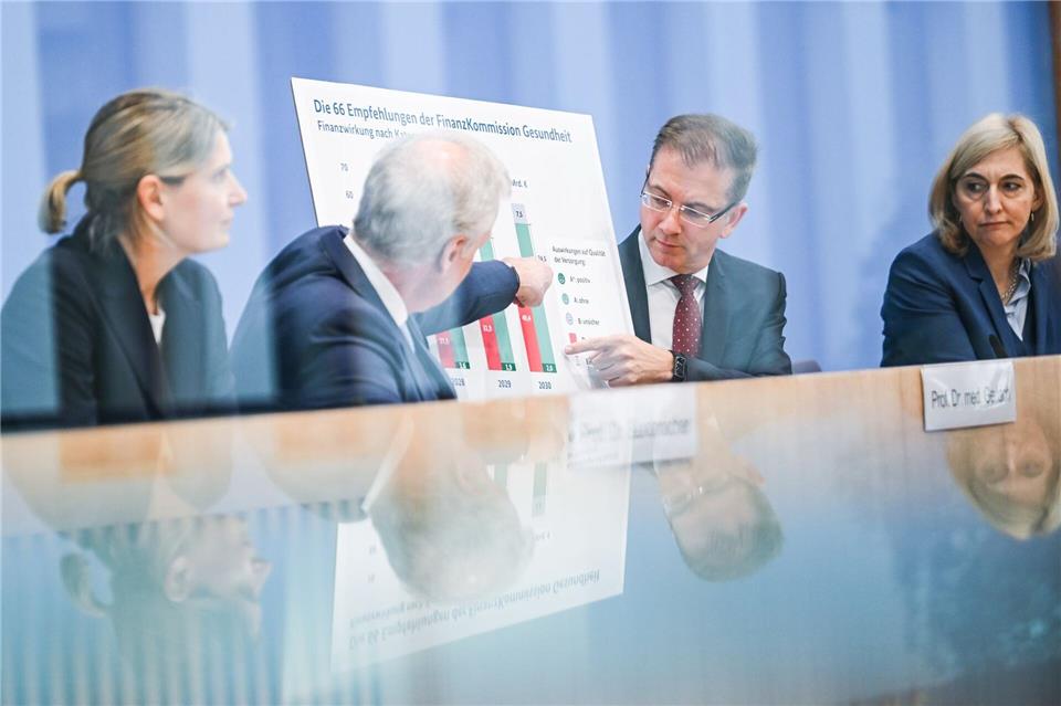 Gesundheitsministerin Nina Warken verspricht, dass es keine einseitigen Belastungen geben soll. Britta Pedersen/dpa