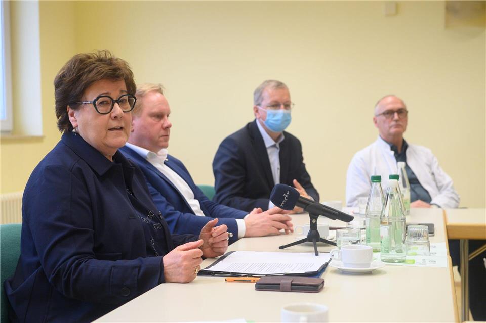 Gesundheitsministerin Petra Grimm-Benne (SPD) hat das Altmark-Klinikum besucht.Klaus-Dietmar Gabbert/dpa