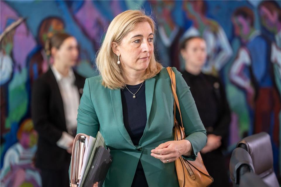 Gesundheitsministerin Warken bringt ihr Sparpaket in Bundestag und Bundesrat.Michael Kappeler/dpa