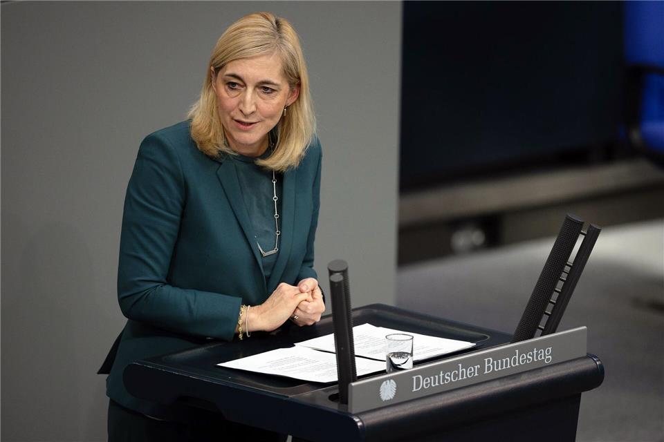 Gesundheitsministerin Warken bringt ihr Sparpaket ins parlamentarische Verfahren. (Archivbild) Markus Lenhardt/dpa