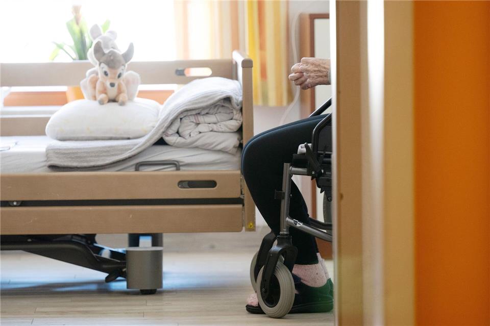 Gesundheitsministerin Warken stehen bei Pflegereform schwierige Verhandlungen bevor. (Archivbild)Sebastian Kahnert/dpa
