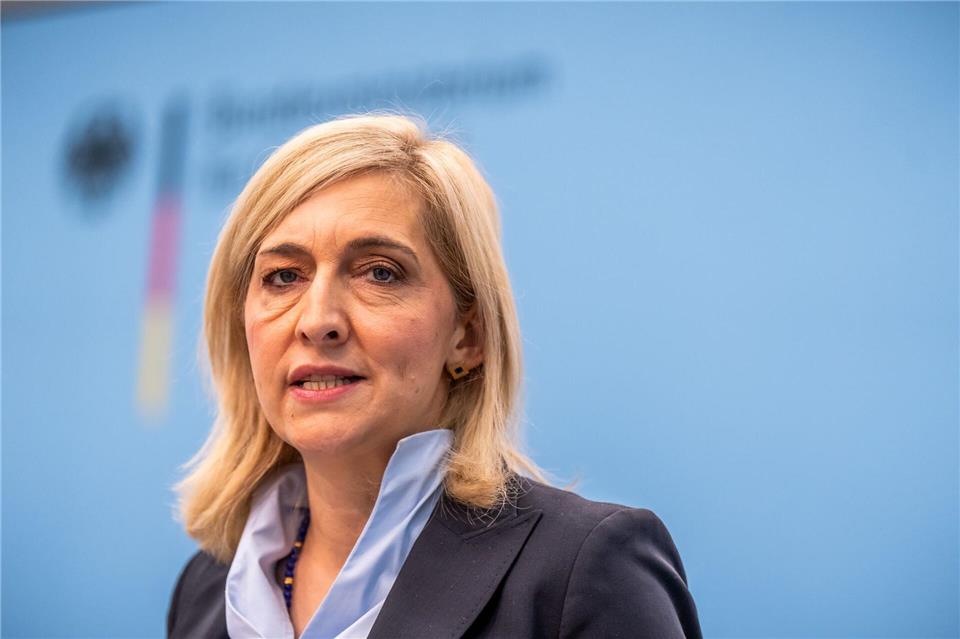 Gesundheitsministerin Warken weist Vorwürfe aus den USA zurück. (Archivfoto)Michael Kappeler/dpa