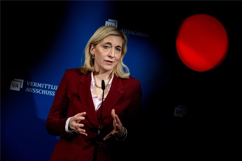 Gesundheitsministerin Warken weist die Vorwürfe aus den USA zurück. (Archivbild)Fabian Sommer/dpa