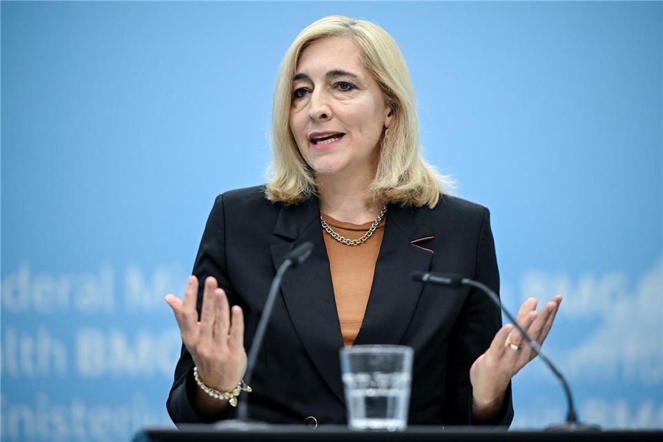 Gesundheitsministerin Warken will die Kassenbeiträge noch stabilisieren.Britta Pedersen/dpa