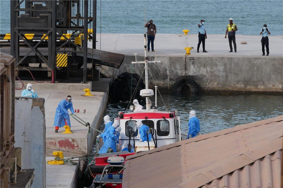 Gesundheitspersonal in Schutzkleidung evakuiert Patienten vom Kreuzfahrtschiff „Hondius“ in einem Hafen. Misper Apawu/AP/dpa