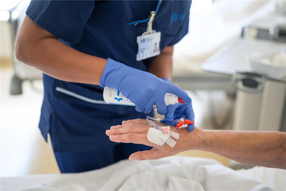 Gesundheitssystem und Pflege sind besonders auf ausländische Fachkräfte angewiesen. (Symbolbild)Oliver Dietze/dpa