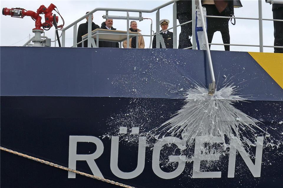 Getauft und in Dienst gestellt: Zollschiff „Rügen“. Bernd W�stneck/dpa