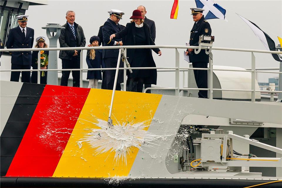 Zoll nimmt neues Schiff „Fehmarn“ in den Dienst Getauft und sofort in Dienst gestellt.Frank Molter/dpa