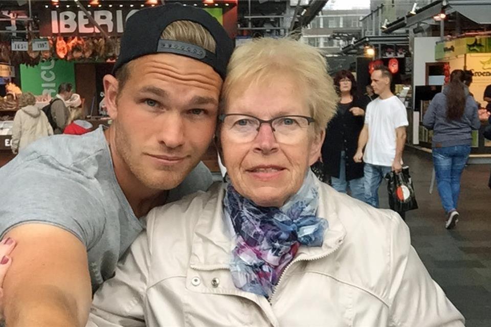 Getbaff-Gründer Hendrik Gottschalk mit seiner Oma Doris Silberg, dem Gesicht des Technologie-Start-ups. Mittlerweile wird sie sogar auf der Straße angesprochen.