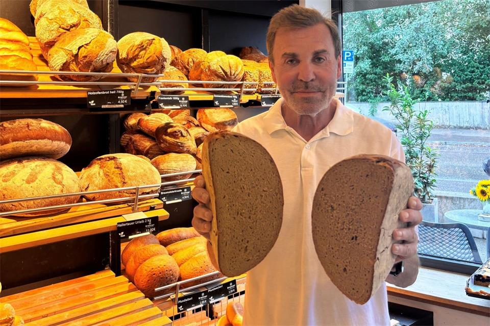 Geteiltes Brot - kein Glück: Ein Kunde beschwerte sich bei Bäckermeister Breitner über eine zu zehn Gramm leichte Hälfte.Bäckerei Breitner/Bäckerei Breitner/dpa/dpa
