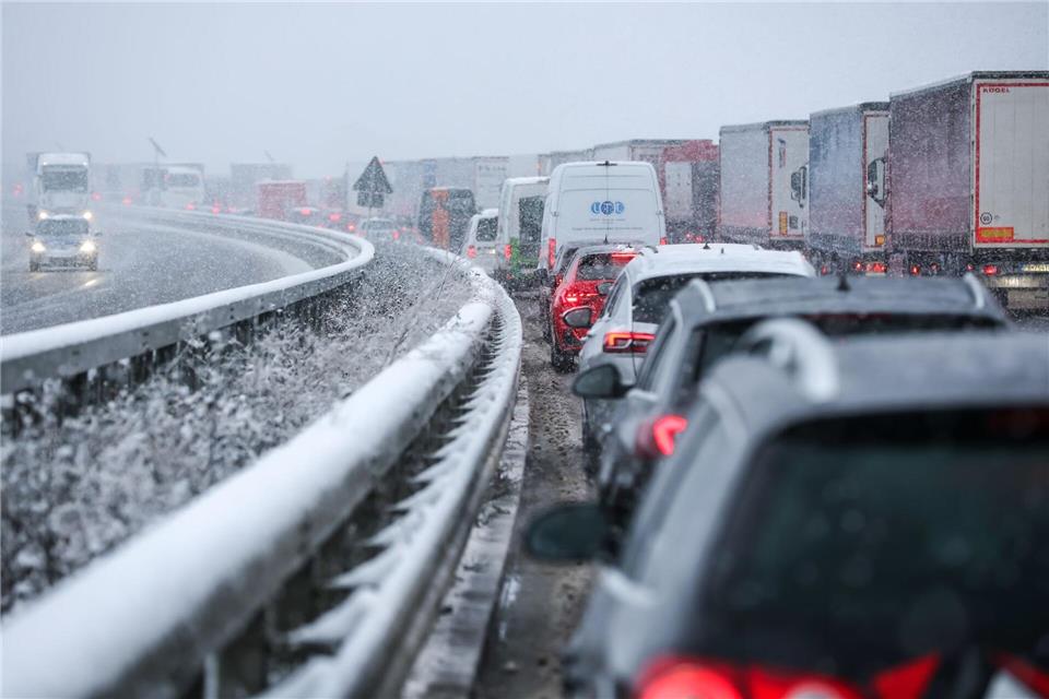 Getränke und Lebensmittel sollten im Auto sein, um sich in einem längeren Stau versorgen zu können. Jan Woitas/dpa/dpa-tmn