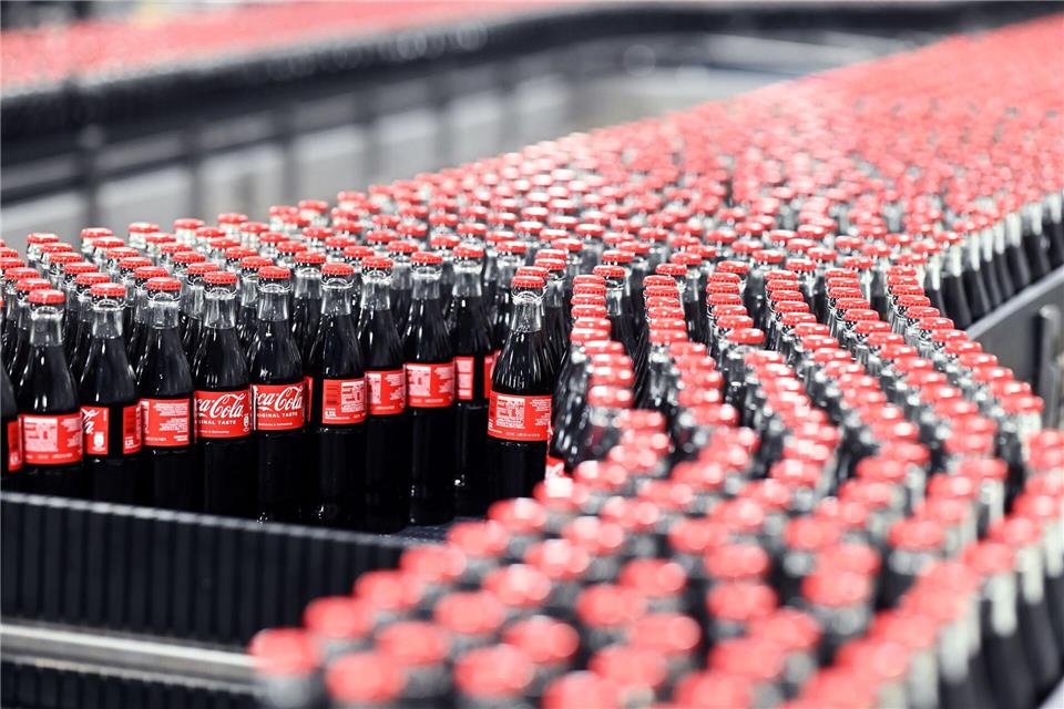 Warnstreik bei Coca-Cola – Gewerkschaft fordert mehr Lohn Getränkeabfüllung bei Coca-Cola: Mit einer Warnstreikwelle will die Gewerkschaft nun höhere Löhne durchsetzen. (Archivfoto)Uli Deck/dpa