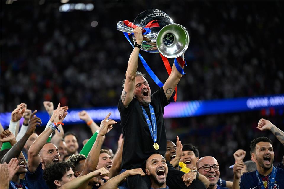 Getragen von seinen Schützlingen: PSG-Coach Luis Enrique.Denes Erdos/AP/dpa