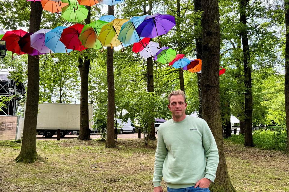 Getreu dem Namen „Farbenwald“ wird das Blätterdach durch bunte Schirme geschmückt.