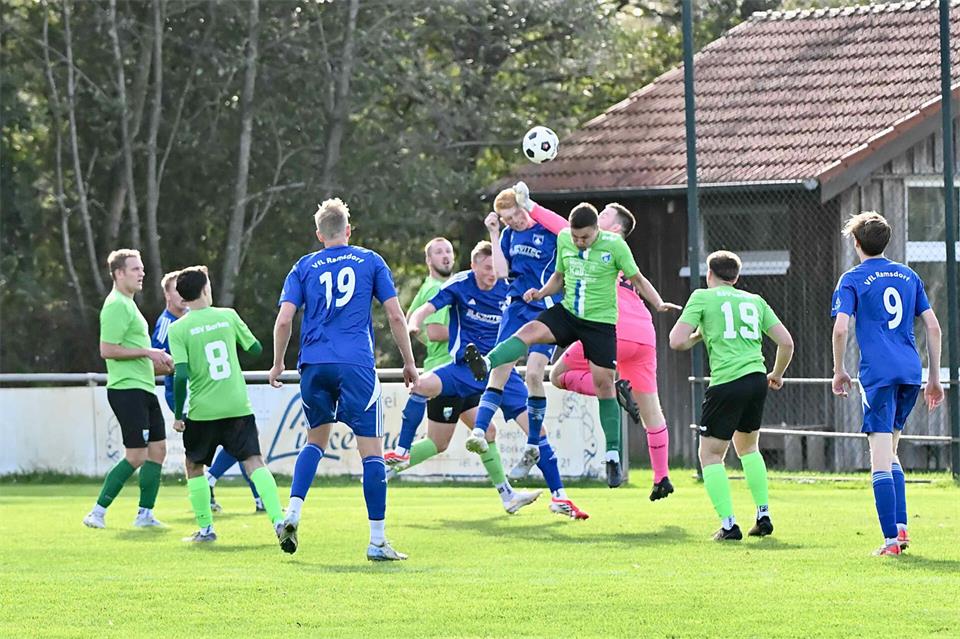 Getümmel im Strafraum des RSV Borken: Torwart Tim Nitsch behält einmal mehr die Übersicht; am 1:1-Ausgleich war er machtlos.