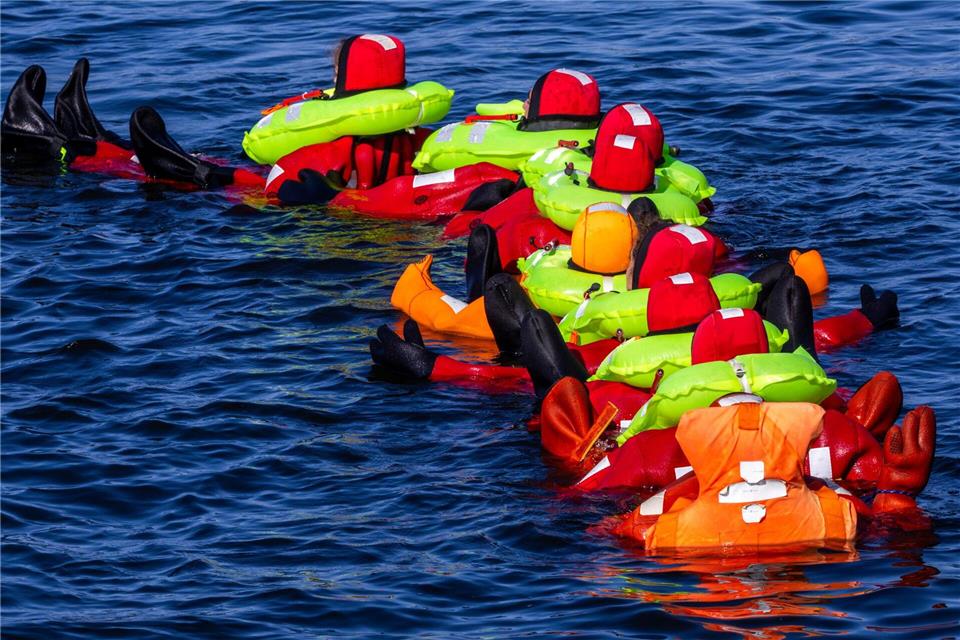 Astronauten auf See - Überlebensübung mit Weste und Paddel Geübt wurde unter anderem, im Verbund in Überlebensanzügen zu schwimmen.Jens Büttner/dpa