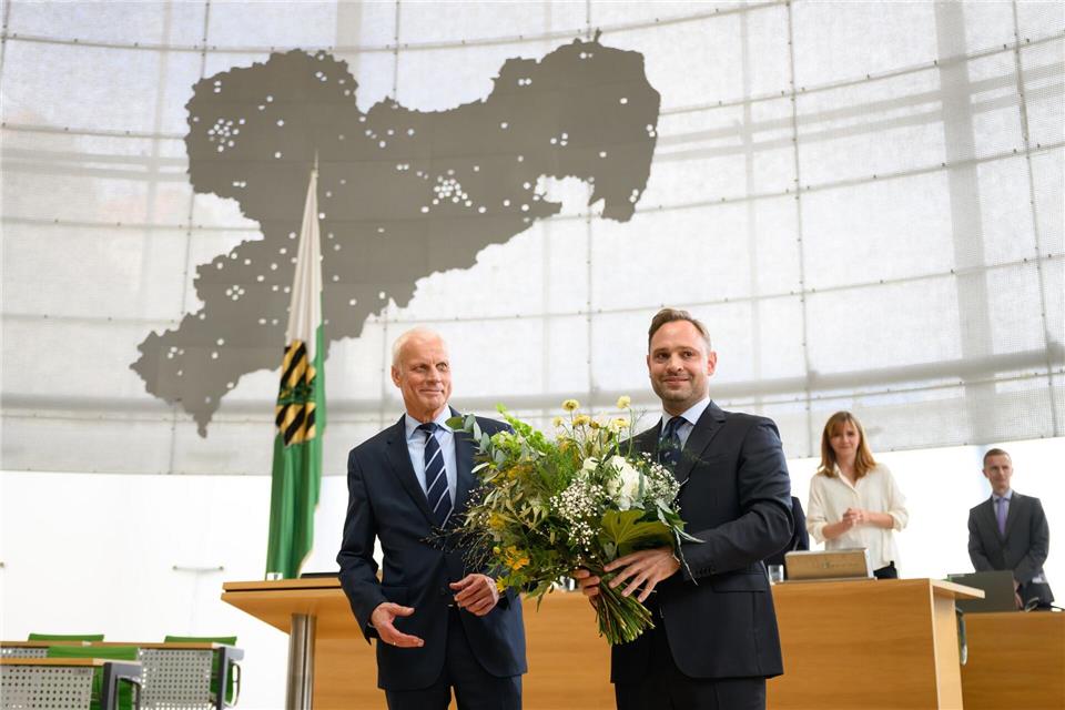 Sachsen hat neuen Landtag - Alexander Dierks ist Präsident  Gewählt: Der neue Landtagspräsident Alexander Dierks (r) neben Alterspräsidenten Wolf-Dietrich Rost (CDU) während der konstituierenden Sitzung des Sächsischen Landtags. Robert Michael/dpa