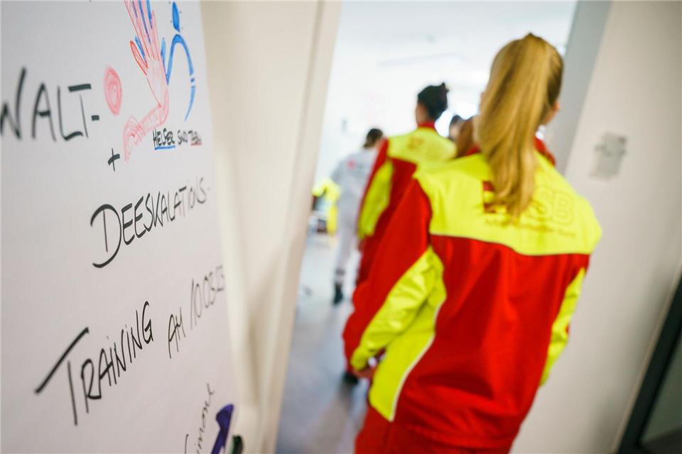 Berufe mit Konfliktpotenzial: Wie man standhält Gewalt gegen Einsatzkräfte ist häufig: Viele Arbeitgeber setzen daher auf Deeskalationstrainings, um Mitarbeitende auf herausfordernde Situationen vorzubereiten.picture alliance/dpa