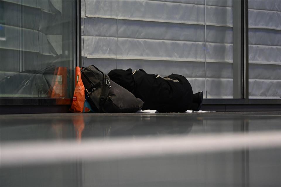 Gewalt gegen Obdachlose steigt – hohe Dunkelziffer vermutet Gewalt gegen Obdachlose kann viele Ausprägungen haben - von der Beleidigung bis hin zu Schlägen. (Archivbild)Arne Dedert/dpa