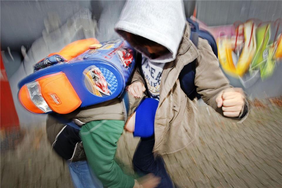 Gewaltmeldungen an Schulen in Schleswig-Holstein haben nach einem Anstieg wieder abgenommen. (Symbolbild)Oliver Berg/dpa