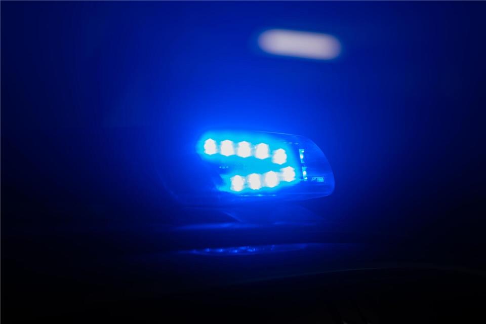 Gewaltsam verschaffen Einbrecher sich in der Nacht Zutritt zu einer Wurstbude. (Symbolbild)Robert Michael/dpa