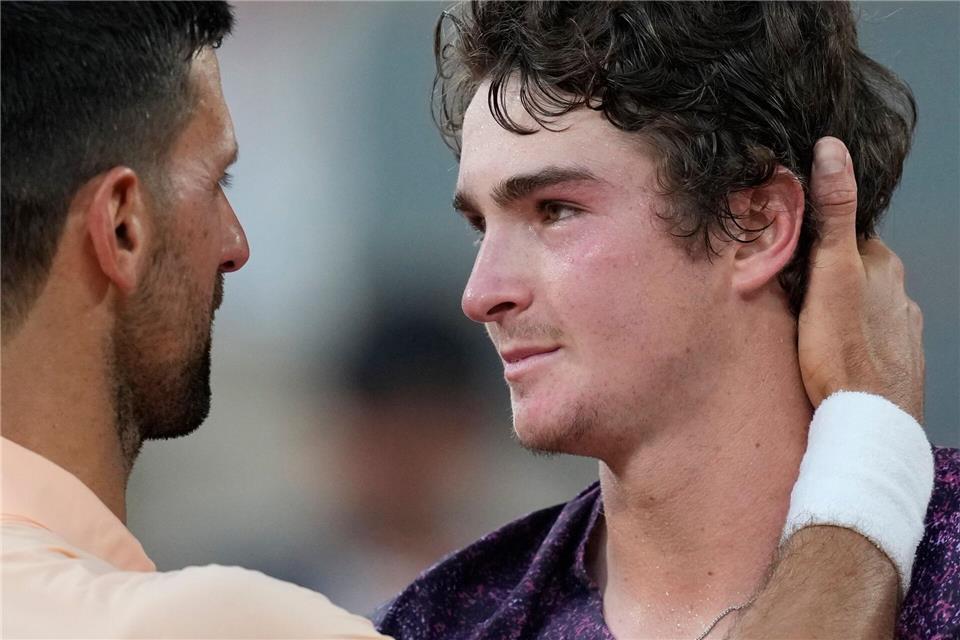 Gewann gegen sein Idol: Joao Fonseca (r.)Christophe Ena/AP/dpa